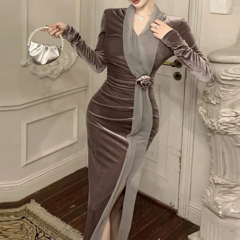 فستان مخملي أنيق بتصميم زهري ثلاثي الأبعاد وشق جانبي