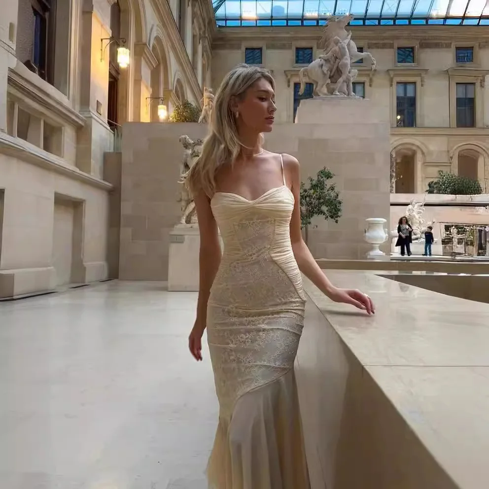 فستان دانتيل بيج ضيّق بحمالات رفيعة – فستان حفلات صيفي أنيق للنساء