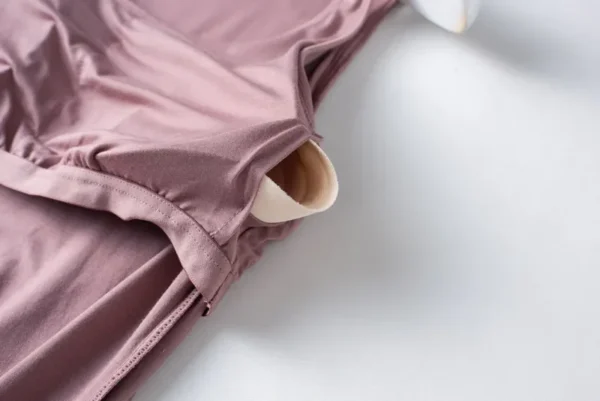 بيجاما نسائية خفيفة للصيف، بتصميم بدون خياطة مكون من سترة مريحة وشورت، مع وسادة صدر مدمجة لراحة تامة وأناقة منزلية. - Image 6
