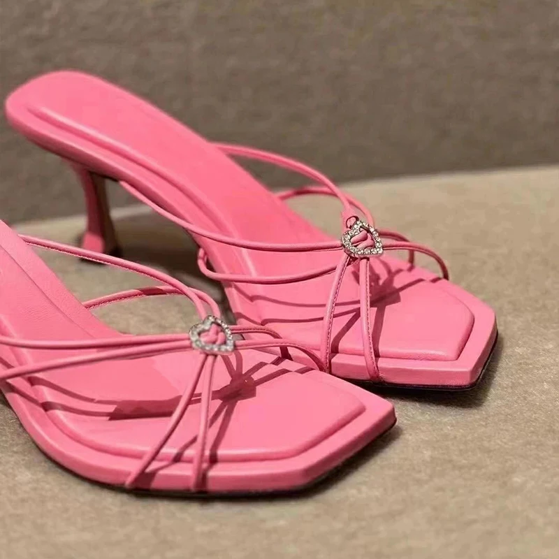 ممسحة رائعة على شكل قلب وردي كريستالي 2025 صيف جديد نمط فرنسي اجتماعي مربع تو مكشوف تو كعب رفيع حزام نحيف كعب عالي