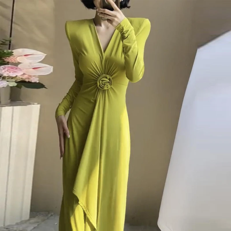 فستان سهرة طويل أنيق بفتحة V وأكمام طويلة