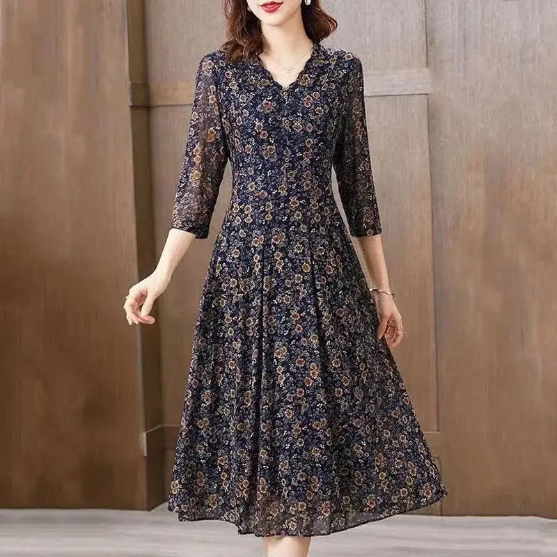 فستان صيفي بتصميم  أنيق،   وأكمام ثلاثة أرباع، بقصة نحيلة ومريحة يصل طوله حتى الركبة، مثالي للإطلالات اليومية الراقية.